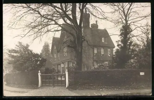 AK Tunbridge Wells, Street scene with residential house
