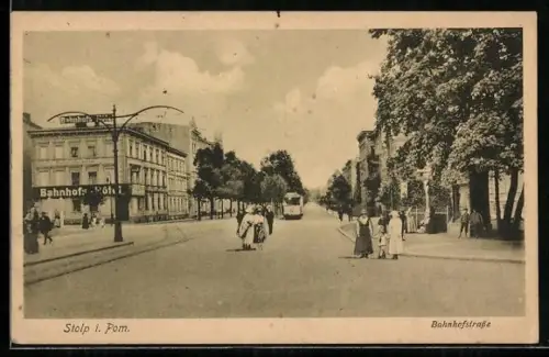 AK Stolp i. Pom., Bahnhofstrasse mit Strassenbahn