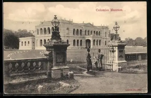 AK Colombo, Museum mit Einheimischen am Tor