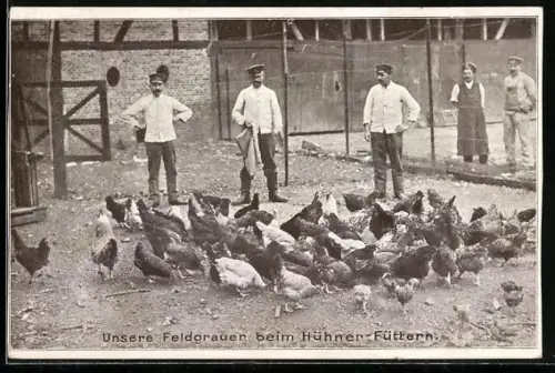 AK Unsere Feldgrauen beim Hühner-Füttern, Soldatenleben