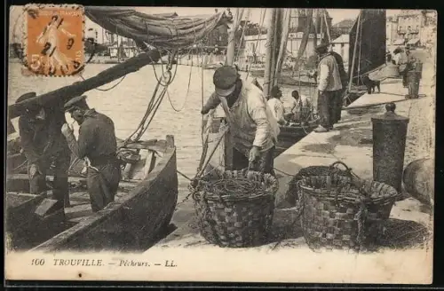 AK Trouville, Pecheurs, Fischer im Hafen