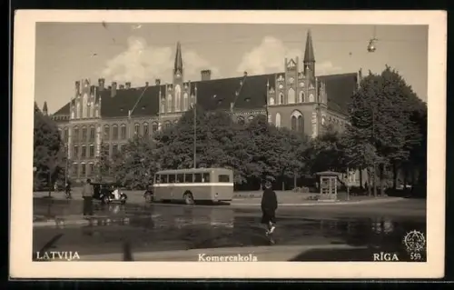 AK Riga, Komerckola, Partie mit Bus & Telefonzelle