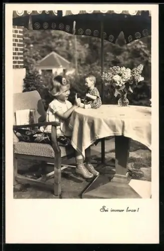 AK Sei immer brav!, Mädchen spricht zu Puppe