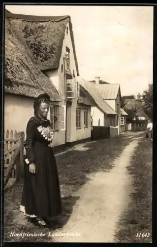 AK Strassenpartie mit Frau in nordfriesischer Landestracht