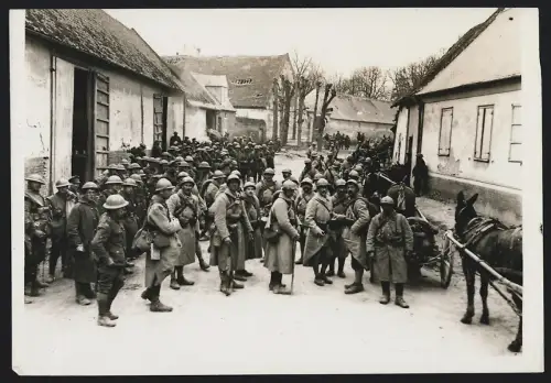 Fotografie britische und französische Soldaten wartend in einem Dorf auf den Befehl zum Vormarsch