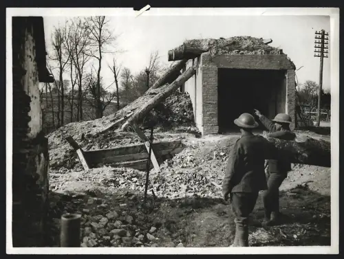 Fotografie englische Soldaten begutachten zerstörte deutsche Geschützstellung