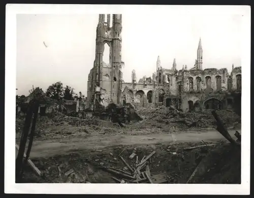 Fotografie Ansicht Ypres, die vom Krieg zerstörte Kathedrale, All that is left of the Cathedral