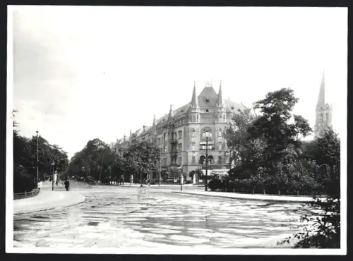 Fotografie Ansicht Berlin-Neukölln, Blick auf den kaiser-Friedrich-Platz mit Cafe Kaiser-Friedrich-Platz