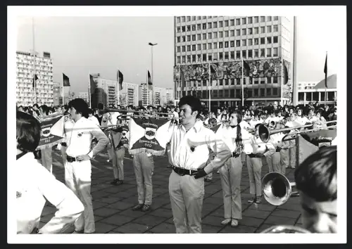 Fotografie Ansicht Berlin-Ost, Fanfarenzug des Dynamo Berlin Max-Kreutziger-Oberschule (MKO) am Alexanderplatz, 1971