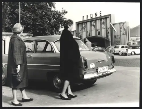Fotografie Ansicht Freiburg i. B., Auto Ford Taurus vor dem Zirkus Krone