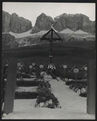 Fotografie Ansicht Canazei, Blick auf den Bergfriedhof mit Gräbern