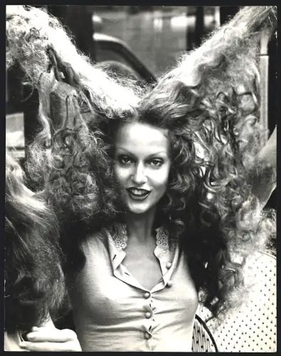 Fotografie John Timbers, London, Schauspielerin / Model Jerry Hall mit 17 Jahren und lockiger Löwenmähne