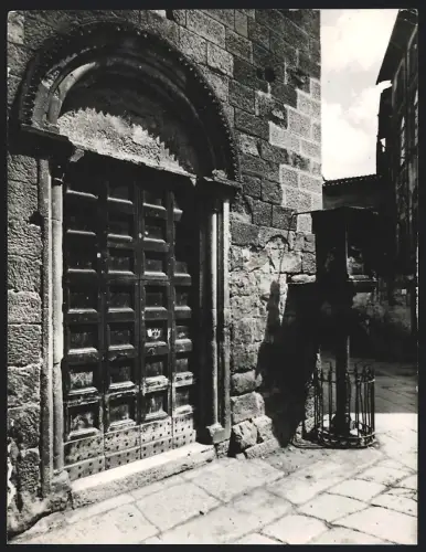 Fotografie Hecht, Berlin, Ansicht Viterbo, die Tür der Santa Maria Nuova Kirche