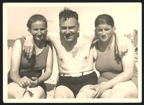 Fotografie Vater mit seiner Frau und Tochter am Strand in Badeanzug und Badehose