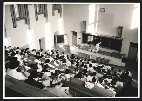 Fotografie Roger Rössing, Leipzig, Vorlesungssaal der Universität Leipzig, Vorlesung zum Thema Nyktinastie