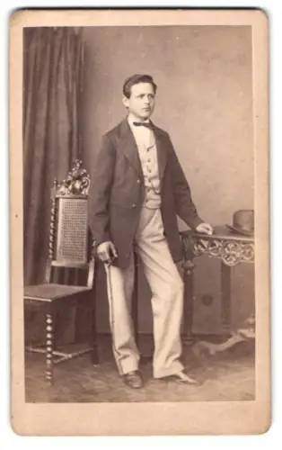 Fotografie B. Erdmann, Wiesbaden, Wilhelm-Str., Stehender Herr mit Stil