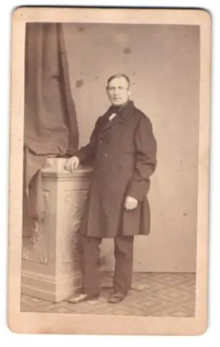 Fotografie Adolph Lahne & Comp., Magdeburg, Bandstrasse No. 4, Portrait eines stehenden Herrn