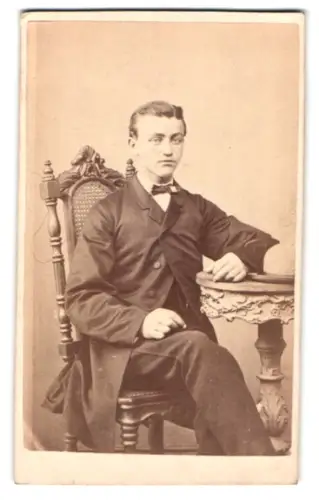 Fotografie unbekannter Fotograf und Ort, Porträt eines eleganten jungen Mannes