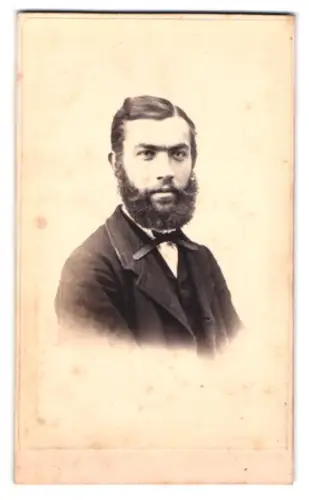 Fotografie unbekannter Fotograf und Ort, Porträt eines Mannes mit Bart