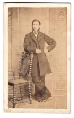 Fotografie unbekannter Fotograf und Ort, Eleganter Herr mit Stuhl