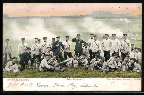 AK Soldatenleben, Soldaten im Biwak beim Essen