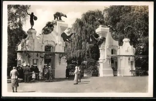AK Hamburg-Stellingen, Hagenbeck`s Tierpark, Besucher am Haupteingang