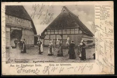 AK Lüneburger Heide, Frauen in Tracht gehen mit Spinnrädern in die Spinnstube