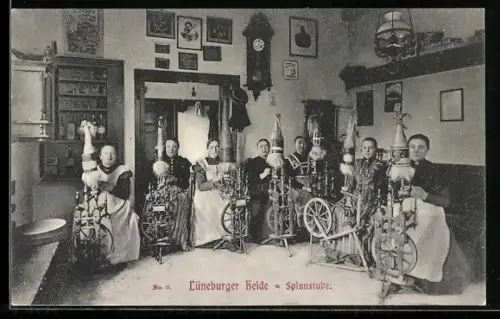 AK Frauen in einer Spinnstube am Spinnrad, Lüneburger Heide