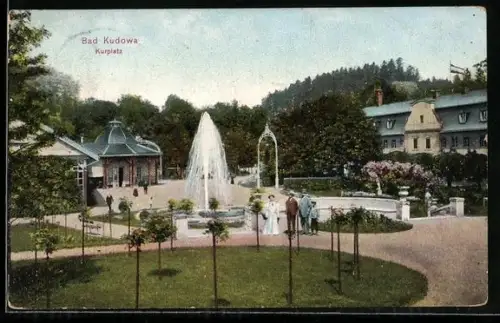 AK Bad Kudowa, Kurplatz mit Grünanlagen und Springbrunnen