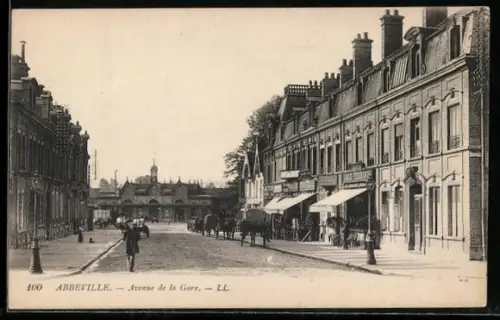 AK Abbeville, l`avenue de la Gare, des attelages arrêtés