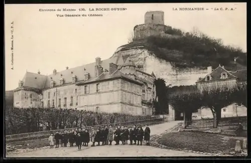 AK La Roche-Guyon, Vue générale du château et du groupe devant l`entrée