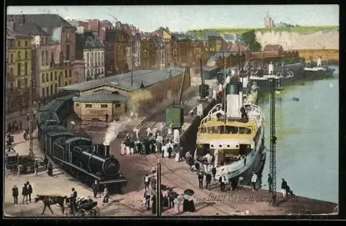 AK Dieppe, Vue sur la Gare Maritime avec train et navire à quai