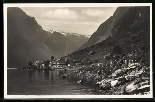 AK Gudvangen, Uferpartie mit Blick zum Ort