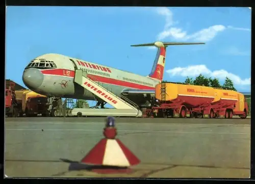 AK Turbinenluftstrahlverkehrsflugzeug IL 62 der Interflug wird von einem Minol-Tankwagen betankt