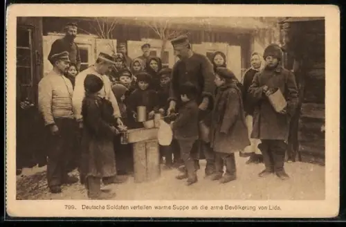 AK Lida, Deutsche Soldaten verteilen warme Suppe an die arme Bevölkerung
