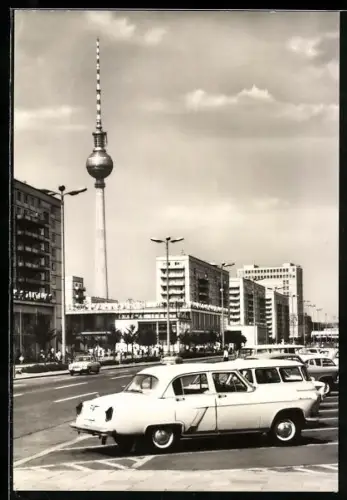 AK Berlin, Partie an der Karl-Marx-Allee mit Fernseh- und UKW-Turm