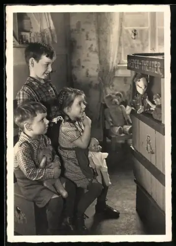 AK Kinder im Puppentheater, Teddy auf einem Stuhl