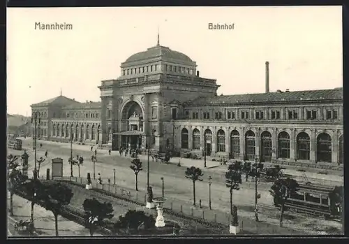 AK Mannheim, Partie am Bahnhof, Strassenbahn und Passanten