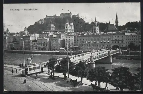 AK Salzburg, Staatsbrücke mit Strassenbahn und Blick auf Stadt und Burg