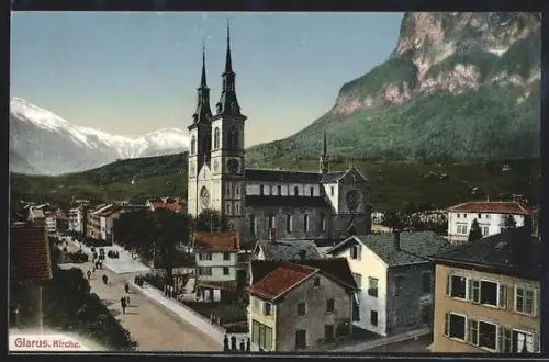 AK Glarus, Ortspartie mit Kirche und Gebirgspanorama