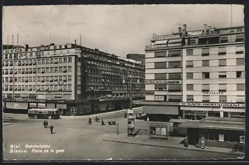AK Biel, Partie am Bahnhofplatz mit Omnibus und Passanten