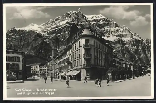 AK Glarus, Partie in der Bahnhofstrasse und Burgstrasse mit Wiggis