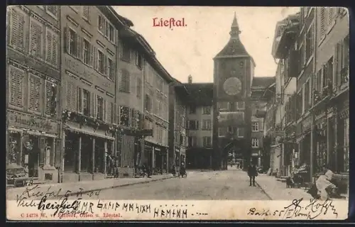 AK Liestal, Strassenpartie mit Torbogen und Uhr
