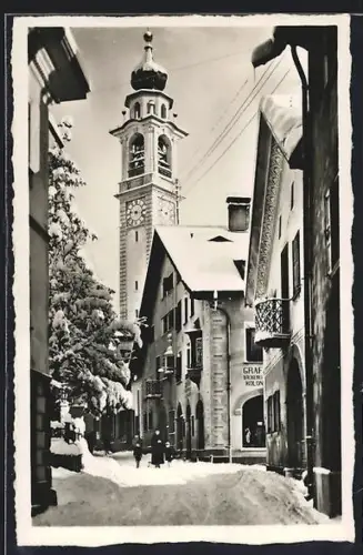 AK Samaden, Strassenpartie mit Blick zur Kirche im Winter
