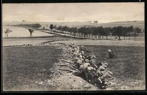 AK Soldaten der Infanterie hinter einem Erdwall kniend mit Waffen