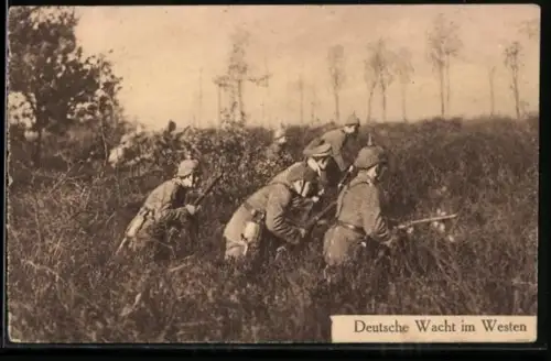 AK Soldaten in Uniformen schleichen durch hohes Gras