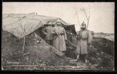 AK Soldaten der Feldwache in Uniformen