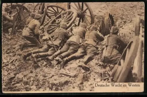 AK Soldaten liegen hinter Wagenrädern versteckt
