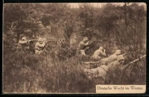 AK Soldaten in Uniformen im hohen Gras mit Waffen