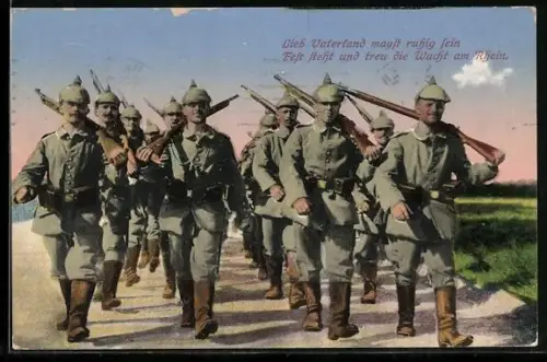 AK Soldaten der Infanterie mit Waffen beim Marschieren